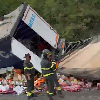 Grave scontro tra due tir biellesi sull'A4