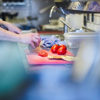 Come ottimizzare lo spazio in una cucina professionale: soluzioni per massimizzare l’efficienza
