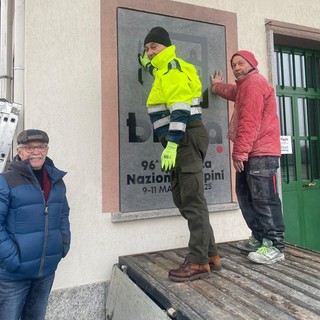 Luca Pera e l’omaggio agli Alpini: un manufatto nella sede di Biella per celebrare l’Adunata