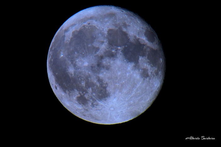 Più vicina, più luminosa, la Superluna blu nella foto di un lettore, foto di Alberto Barbera