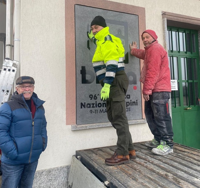 Luca Pera e l’omaggio agli Alpini: un manufatto nella sede di Biella per celebrare l’Adunata