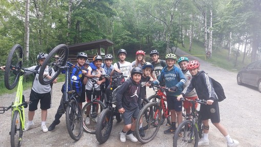 Vigliano, “Mettiamo il naso fuori da scuola”: 80 ragazzi in bici al Tracciolino.