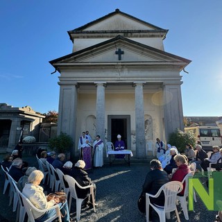 Biella, al Cimitero Urbano la Messa in memoria dei defunti: un messaggio di speranza e gratitudine - Foto di Davide Finatti per newsbiella.it