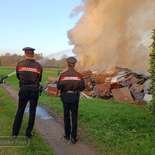 Mongrando, a fuoco una catasta di mobili abbandonati in un campo (servizio di Mattia Baù per newsbiella.it)