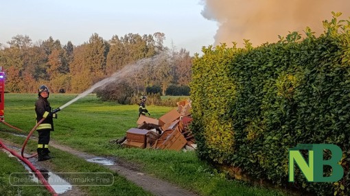 Individuato il responsabile che ha dato fuoco a una catasta di rifiuti a Mongrando, FOTO (servizio di Mattia Baù per newsbiella.it)