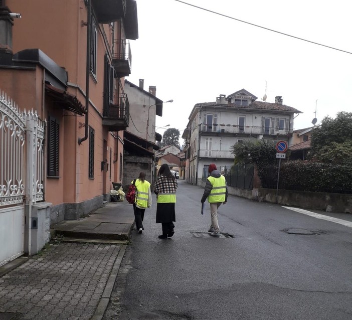 Abbattimento delle barriere architettoniche: i ragazzi del Gae Aulenti al lavoro a Chiavazza, foto pag fb sei di chiavazza se