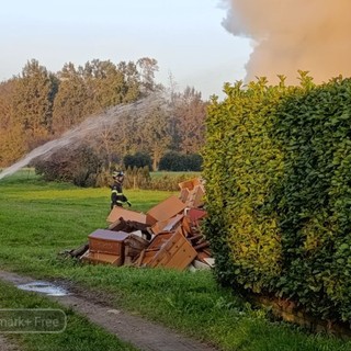 Individuato il responsabile che ha dato fuoco a una catasta di rifiuti a Mongrando, FOTO (servizio di Mattia Baù per newsbiella.it)