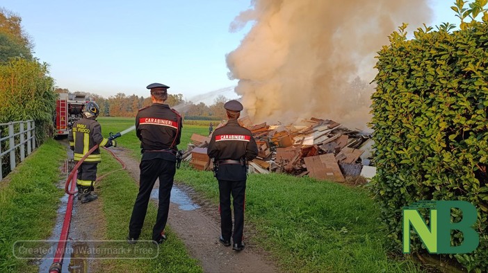 Mongrando, a fuoco una catasta di mobili abbandonati in un campo (servizio di Mattia Baù per newsbiella.it)