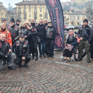 Motobefana in piazza Martiri a Biella, doni e bevande calde per tutti, affrettatevi! FOTO e VIDEO Catia Ciccarelli per newsbiella.it