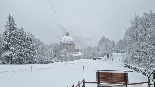 Oropa si veste di bianco: la neve trasforma il Santuario in un paesaggio incantato