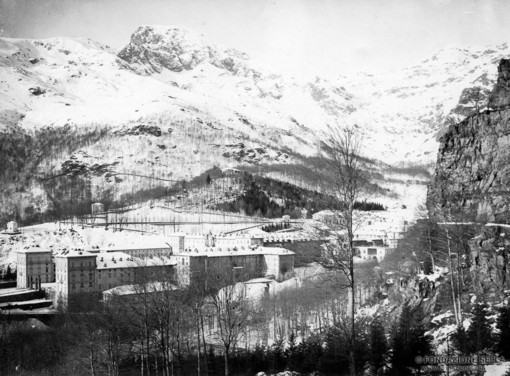 Oropa innevata nelle foto d’archivio, lo scatto al Santuario nel 1910 - Copyright Fondazione Sella 2024.