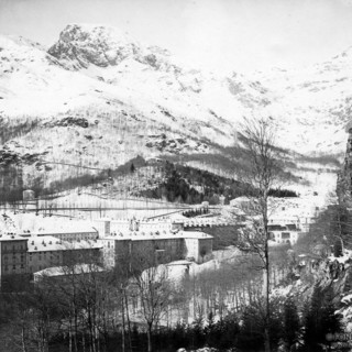 Oropa innevata nelle foto d’archivio, lo scatto al Santuario nel 1910 - Copyright Fondazione Sella 2024.