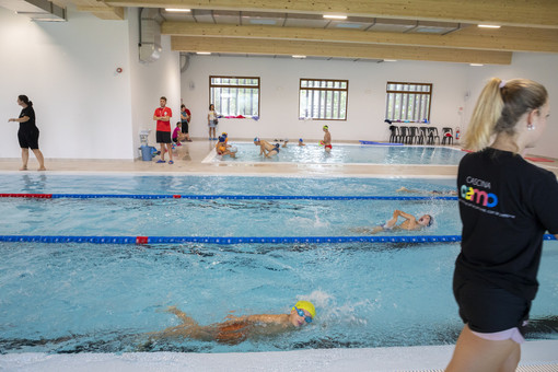 A Cascina Oremo riaprono le vasche: nuoto libero e corsi aperti a tutti, dai bambini alle gestanti ai teen