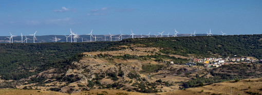 Nell’immagine, pale eoliche su Bonorva viste da Giave (foto di G.S.)