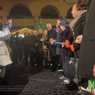 Tre, due, uno... in piazza Vittorio Veneto a Biella acceso l'albero, con taglio del nastro VIDEO Benedetti e Toffetti