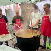 Torrazzo, distribuite 170 porzioni di polenta, foto Davide Finatti per newsbiella.it