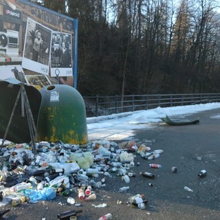 Ponzone, campana del vetro sventrata