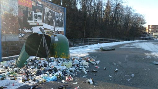 Ponzone, campana del vetro sventrata