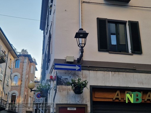 Piazza Vittorio Veneto verso la fine del cantiere tra fiori e nuovi lampioni