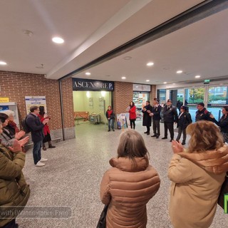 Una panchina rossa al Centro Commerciale I Giardini