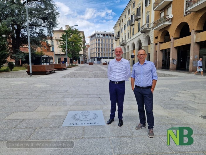 In Piazza Vittorio Veneto lo stemma della Città di Biella FOTO