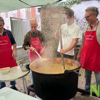 Torrazzo, distribuite 170 porzioni di polenta, foto Davide Finatti per newsbiella.it