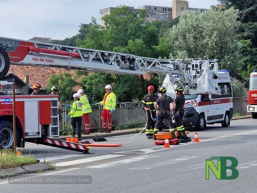 Si lancia dal ponte di Chiavazza e perde la vita, recupero in corso, FOTO