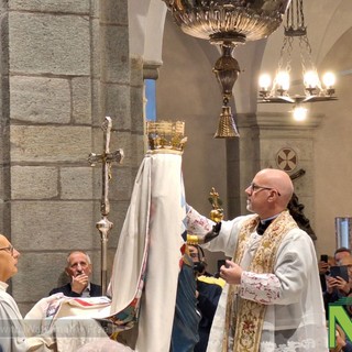 Nella Basilica Antica a Oropa si rinnova il rito della Pulizia della Sacra Effigie FOTO Nicola Rasolo per newsbiella.it