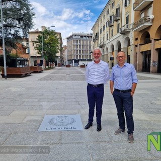 In Piazza Vittorio Veneto lo stemma della Città di Biella FOTO