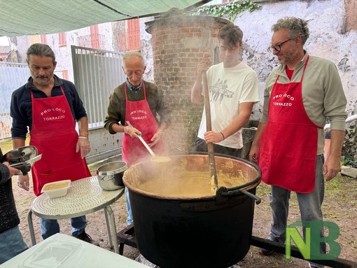 Torrazzo, distribuite 170 porzioni di polenta, foto Davide Finatti per newsbiella.it