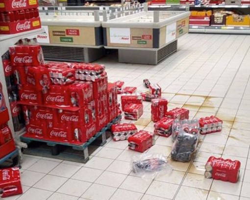 Biella, perde la testa e devasta il Penny Market di viale Macallè. E scatta la bagarre sui social