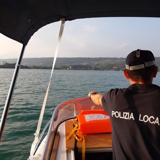 Polizia Locale di Viverone ferma sul lago e sanziona un trasgressore delle regole di navigazione