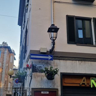 Piazza Vittorio Veneto verso la fine del cantiere tra fiori e nuovi lampioni