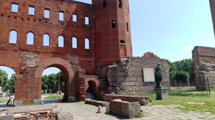 Curiosità: Alle Porte Palatine di Torino c'è l'impronta di un cane &quot;antico romano&quot;