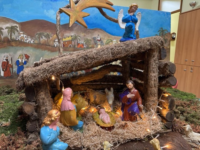 Natale a Zumaglia, i bambini della prima elementare allestiscono il presepe - Dalla pagina Facebook del Comune di Zumaglia.