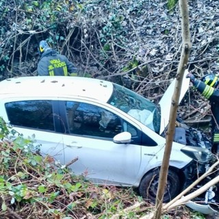 Portula: Esce di strada e finisce nella riva sotto la carreggiata