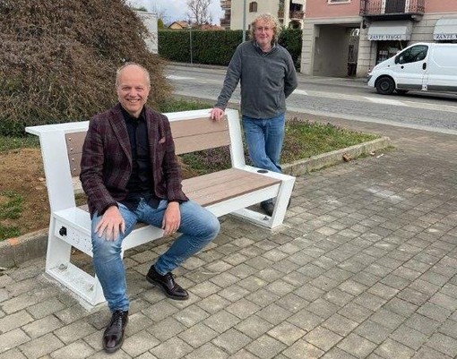 A Gaglianico c'è la panchina intelligente in piazza Della Repubblica