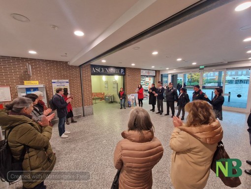 Una panchina rossa al Centro Commerciale I Giardini