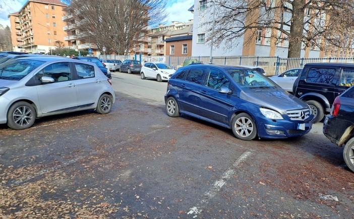 Biella, parcheggi selvaggi in via Friuli: residenti esasperati.