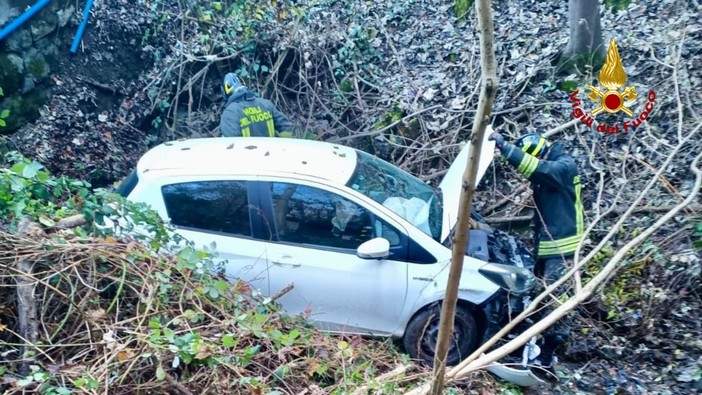 Portula: Esce di strada e finisce nella riva sotto la carreggiata