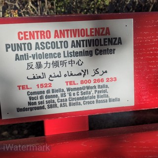 Giornata internazionale per l’eliminazione della violenza contro le donne, tra inaugurazione di panchine rosse e momenti di riflessione nella provincia di Biella