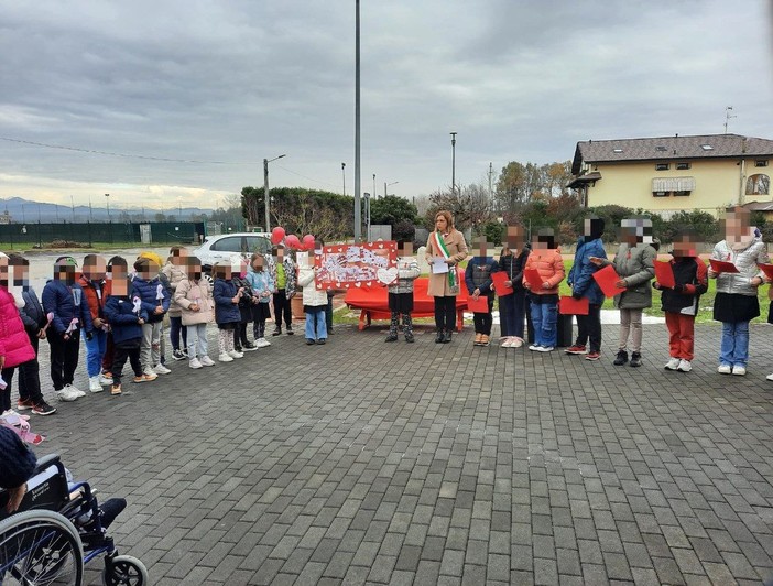 Mottalciata inaugura una panchina rossa: le parole del sindaco Ottino.