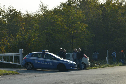 Nella foto di Giuliano Fighera, una pattuglia della polizia nei pressi dell'immobile in cui si teneva il rave party