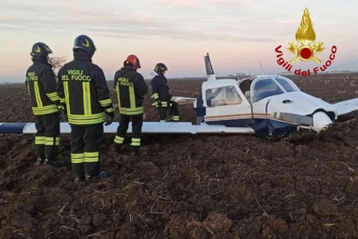 Velivolo atterra in un campo a Ronsecco: salvi i due occupanti