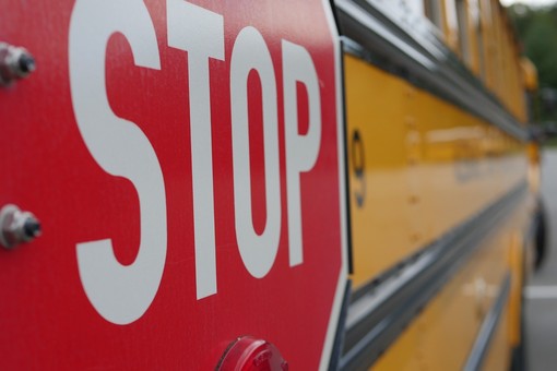 A Benna niente auto di fronte alla scuola negli orari di ingresso e uscita degli iscritti alle elementari