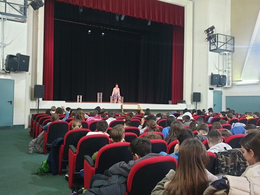 La scuola media di Mosso a teatro