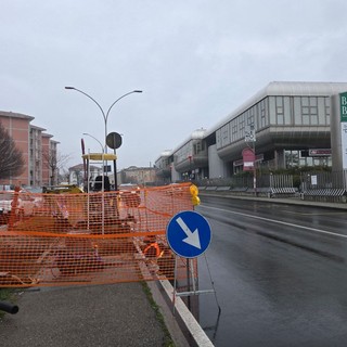 Semaforo a chiamata per la sicurezza dei bambini: lavori in corso in via Carso a Biella