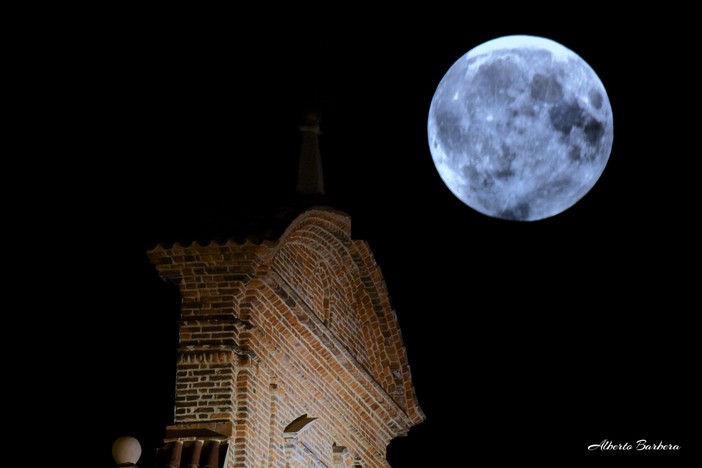 La superluna torna a brillare: lo scatto di un lettore - Foto di Alberto Barbera.