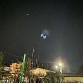 Spirali nei cieli, è il lancio di un razzo SpaceX.