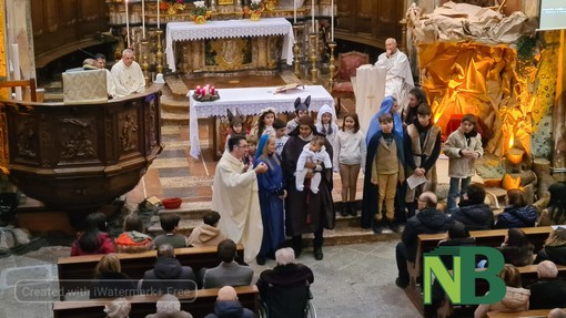 Strona: I bambini del Presepe vivente in adorazione alla Sacra Famiglia - Foto e Video Catia Ciccarelli per newsbiella.it